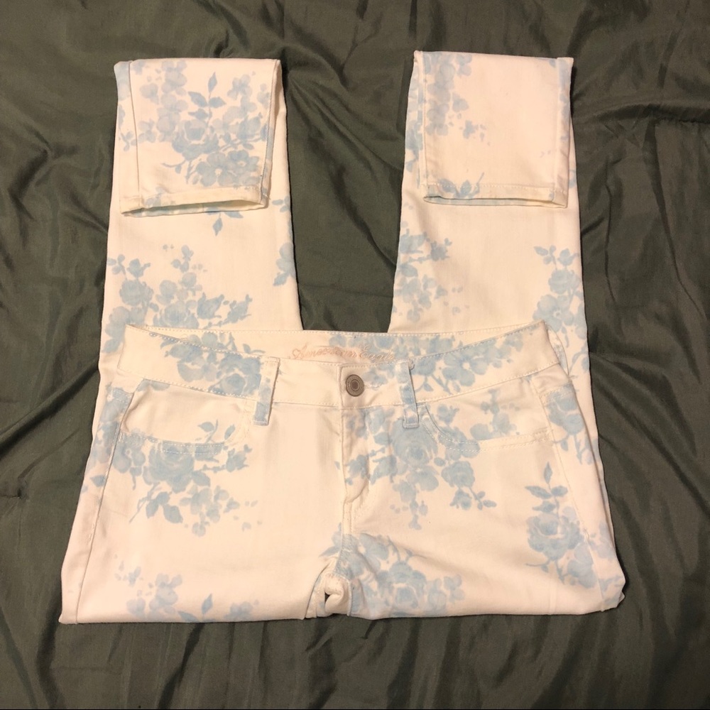 AE BLUE AND WHITE FLORAL STRETCH JEGGING